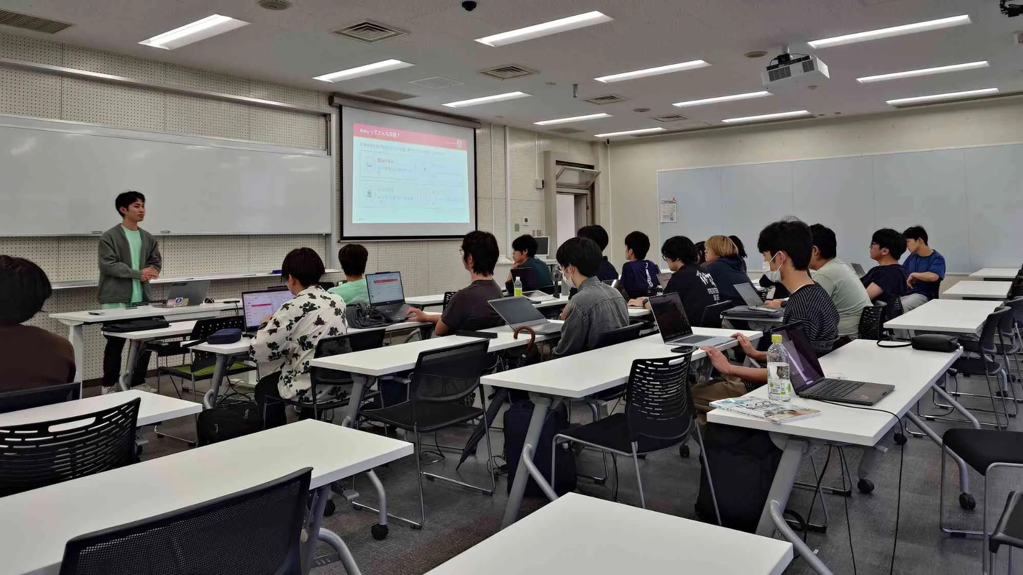 Rubyってどんな言語？のセクションで講師がスライド発表している様子